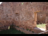 06770 ostia - regio i - insula ix - caseggiato dietro la curia (i,ix,1) - 2. laden von westen - bli ri suedwesten - 09-2022.jpg